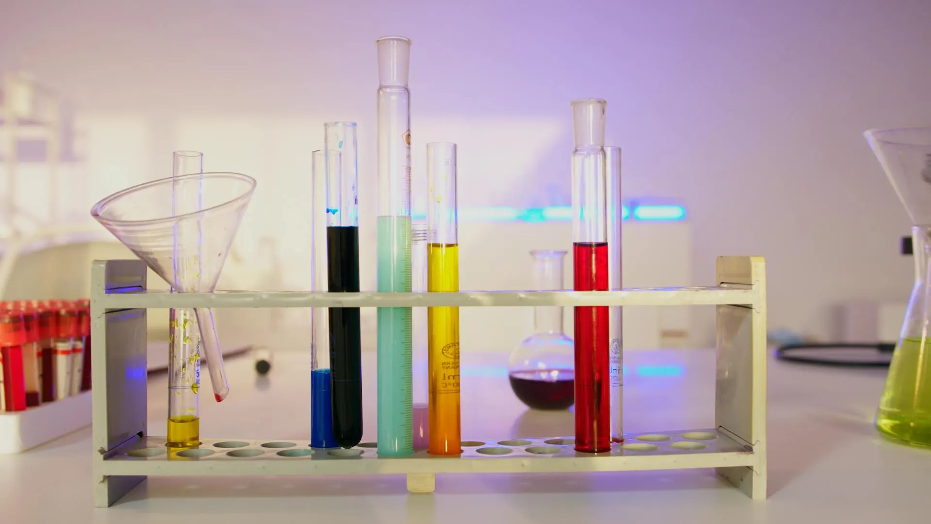 Laboratório de manipulação com glassware esterilizado